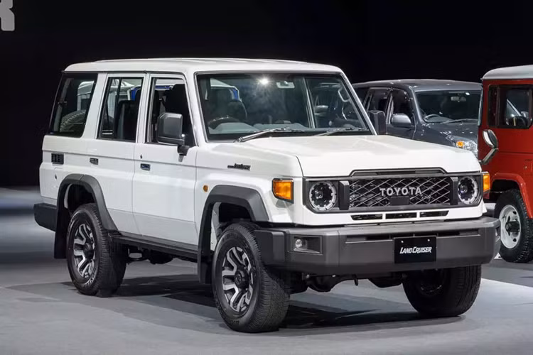 Khi mua mẫu xe này, khách hàng Nhật Bản có thể chọn 1 trong 3 màu sơn là trắng, đen và be. Giá xe Toyota Land Cruiser 70 Series 2024 tại Nhật Bản có giá khởi điểm 4,8 triệu Yên (khoảng 792 triệu đồng), rẻ hơn so với Land Cruiser 300 Series. 