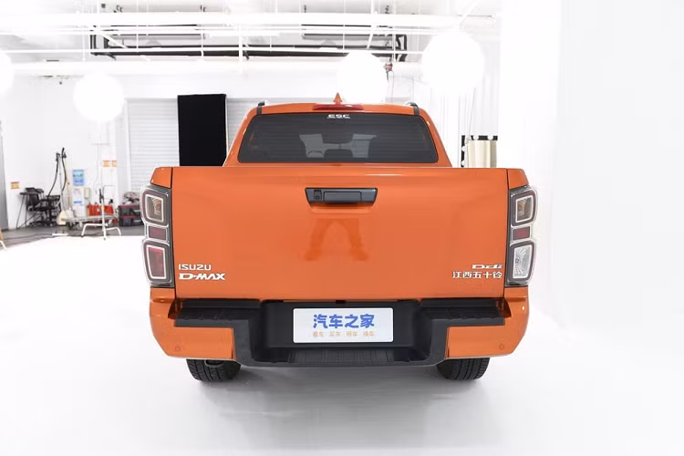 Về ngoại hình, Isuzu D-Max V-Cross vẫn có lưới tản nhiệt phía trước đa giác kết hợp với đèn pha mắt đại bàng trông hầm hố hơn. Thiết kế khu vực đèn sương mù 2 bên rất thể thao, thêm tấm trang trí bảo vệ dưới màu xám gần vị trí ốp nẹp biển số.