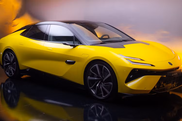 Về sức mạnh, chiếc sedan chạy hoàn toàn bằng điện Lotus Emeya sẽ được trang bị động cơ kép, với động cơ phía trước có công suất tối đa 225 kilowatt, tương đương 302 mã lực và động cơ phía sau có công suất tối đa 450 kilowatt, khoảng 603 mã lực.