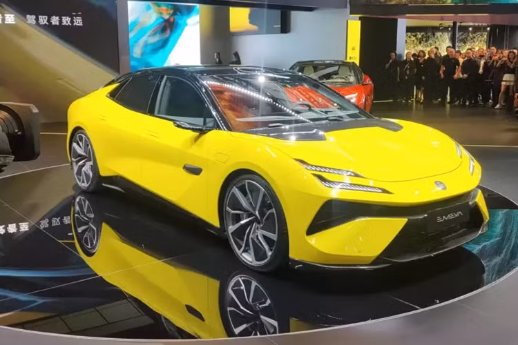 Về ngoại hình, sedan điện Lotus Emeya vẫn duy trì ý tưởng thiết kế theo phong cách gia đình, điểm nhấn là cụm đèn đôi hình chữ L được sử dụng ở hai bên đầu xe, đèn chạy ban ngày LED phía trên kết hợp với đèn chiếu xa thấp phía dưới nhóm ánh sáng, hình dáng tổng thể khá sắc nét.