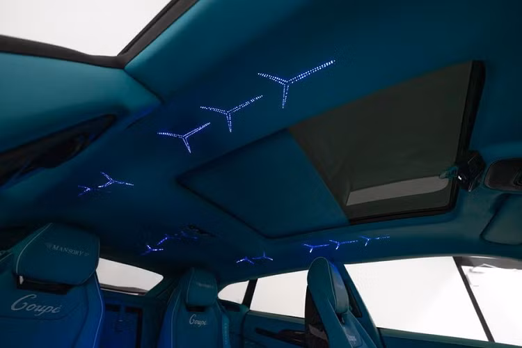 Điểm nhấn tiếp theo của Urus Coupe Ventus C nằm ở khu vực phía dưới nắp capo khi mà các kỹ sư của Mansory đã nâng cấp công suất mới của xe lên mức 900 mã lực và mô-men xoắn 1.100 Nm.