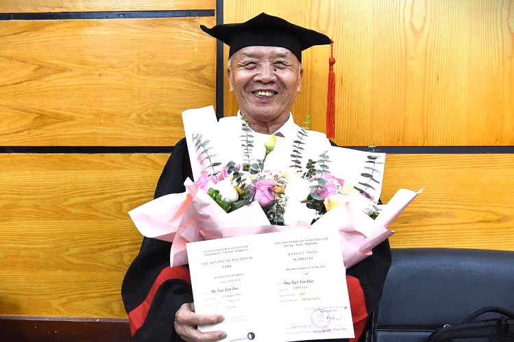 Cu ong 78 tuoi tot nghiep bang gioi DH Luat Ha Noi