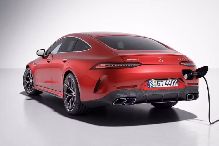 Các tùy chọn nâng cấp đáng chú ý bao gồm ghế AMG Performance, gói ngoại thất thể thao AMG Aerodynamics, AMG Night, AMG Carbon và AMG Chrome. Ngoài ra còn có tuỳ chọn ghế đa hướng chủ động và màu sơn Manufaktur Selenite Grey Magno.