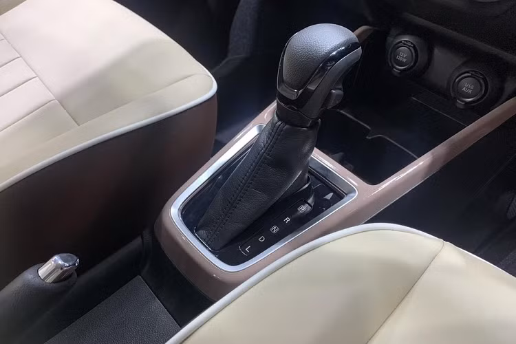 "Trái tim" của Suzuki Swift Mocca Cafe Edition 2023 vẫn là động cơ xăng DualJet 4 xi-lanh, dung tích 1.2L, sản sinh công suất tối đa 83 mã lực tại tua máy 6.000 vòng/phút và mô-men xoắn cực đại 108 Nm tại tua máy 4.400 vòng/phút.