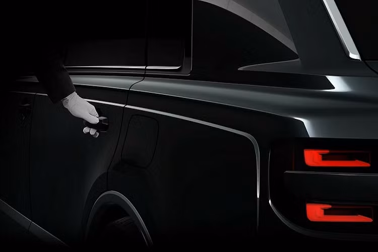 Trước giờ G, hãng Toyota đã tung ra thêm hình ảnh của mẫu xe được coi là "Rolls-Royce Cullinan của Nhật Bản". Đúng như những hình ảnh chụp xe chạy thử trên đường phố Nhật Bản trước đó, Toyota Century SUV siêu sang được trang bị cụm đèn pha 2 tầng. Bên trong đèn pha còn có 4 dải đèn LED định vị ban ngày hình chữ "L", gợi liên tưởng đến trang bị của Mazda CX-5 và CX-8 đời mới.