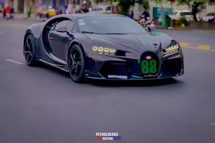 Như vậy, chỉ còn thiếu chiếc xe Sport 110 Ans Edition là đủ bộ tứ xe Bugatti Chiron biển số Campuchia, nhưng chỉ với 3 chiếc di chuyển cùng nhau, các đại gia nước này cũng đã gây choáng giới truyền thông châu Á.