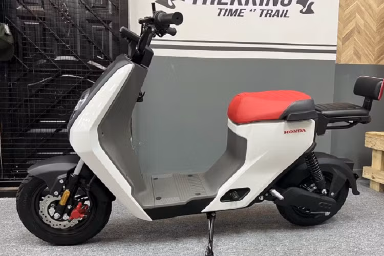 Trước đó vào tháng 4/2022, Honda đã đăng ký bản quyền công nghiệp mẫu U-Go tại Việt Nam và cũng đã trưng bày, cho lái thử mẫu xe máy điện này trong một sự kiện diễn ra tại Hà Nội.
