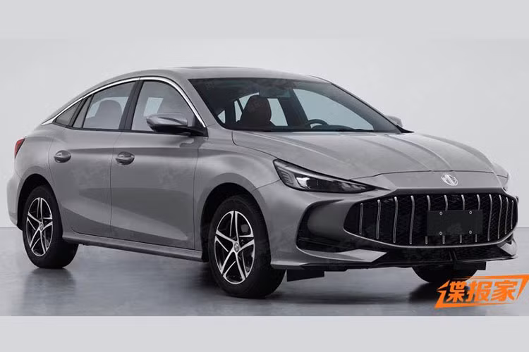 Cái nhìn đầu tiên về mẫu xe sedan MG5 2024 chính là phần mặt trước của xe được nâng cấp đáng kể, lưới tản nhiệt có kích thước lớn hơn, với các nan tản nhiệt trang trí thẳng đứng, nhìn nghiêng trông như miệng 1 chú cá lớn đang săn mồi, còn ở bản cũ, xe sử dụng tản nhiệt xéo, xếp chồng lên nhau.
