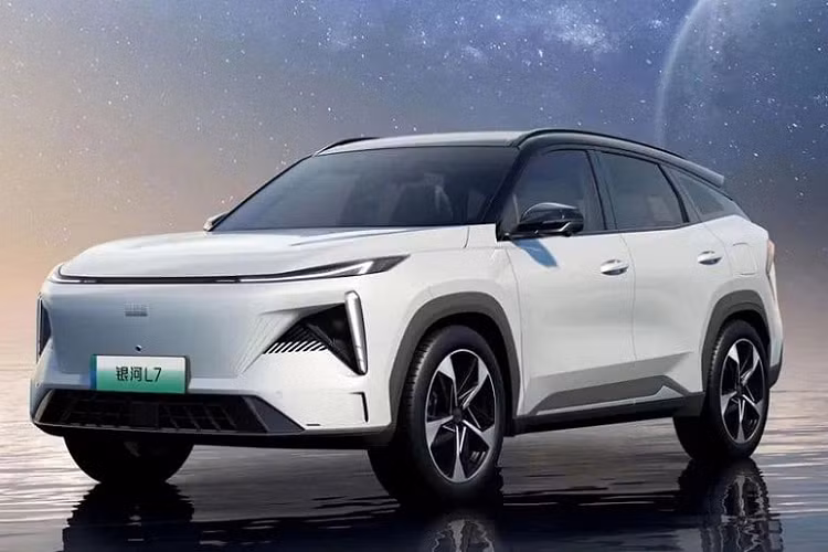 Có vẻ như màn hình giải trí của xe sẽ được trang bị hệ điều hành Geely Galaxy Air, ngoài ra, dưới màn hình chính, chúng ta có thể thấy đường hầm trung tâm với hai giá để cốc và rất nhiều không gian, cuối cùng là màn hình hiển thị trên kính lái HUD.