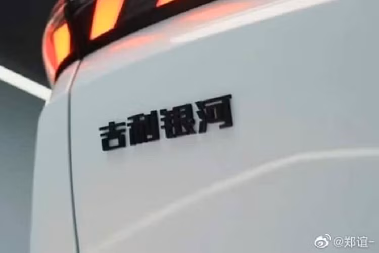 Hình ảnh hiếm hoi về nội thất của Geely Milky Way L7 cho thấy đây có vẻ là một nơi thực sự tuyệt vời, xecó vô lăng thể thao 4 chấu, đằng sau vô lăng có lẫy chuyển số, nhưng ấn tượng chính của L7 là màn hình của nó.