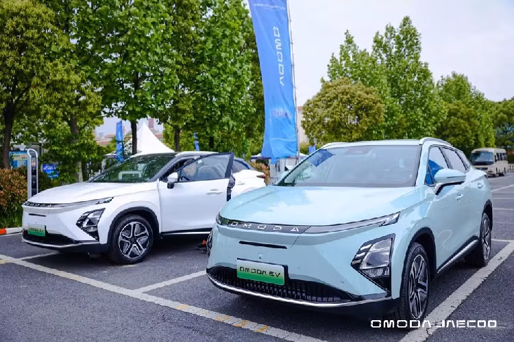 Trước đó, Chery từng hé lộ mẫu SUV điện này sẽ ra mắt thị trường Việt Nam vào năm sau. Trong khi đó, vào tháng 8 năm nay, Chery sẽ mang lô xe đầu tiên sang Việt Nam, bao gồm OMODA 5, OMODA S5, OMODA S5 GT và JAECOO 7.