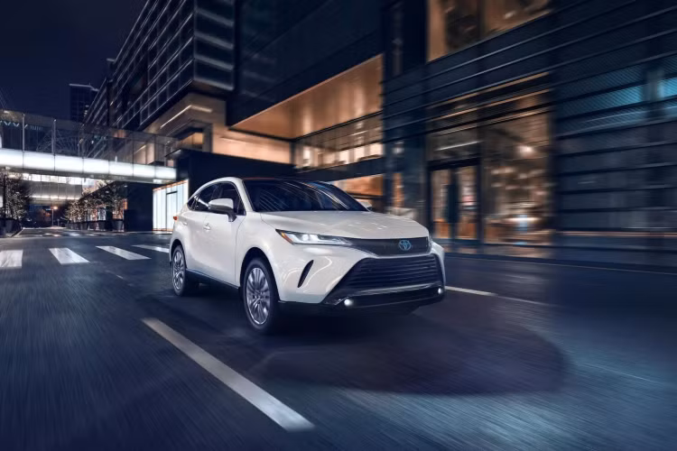 Venza sử dụng công nghệ điều hòa không khí S-FLOW lần đầu tiên xuất hiện trên các mẫu xe Lexus. Hệ thống hướng luồng khí làm mát đến chỗ ngồi có người ngồi, nâng cao sự thoải mái và giúp giảm mức tiêu thụ năng lượng. Trên Limited và XLE với màn hình 12,3 inch, hệ thống kiểm soát khí hậu điều khiển cảm ứng. Không gian hành lý Venza 2024 rộng 815 L và nếu gập phẳng hàng ghế thứ 2 thể tích hành lý tăng 1.560 L.