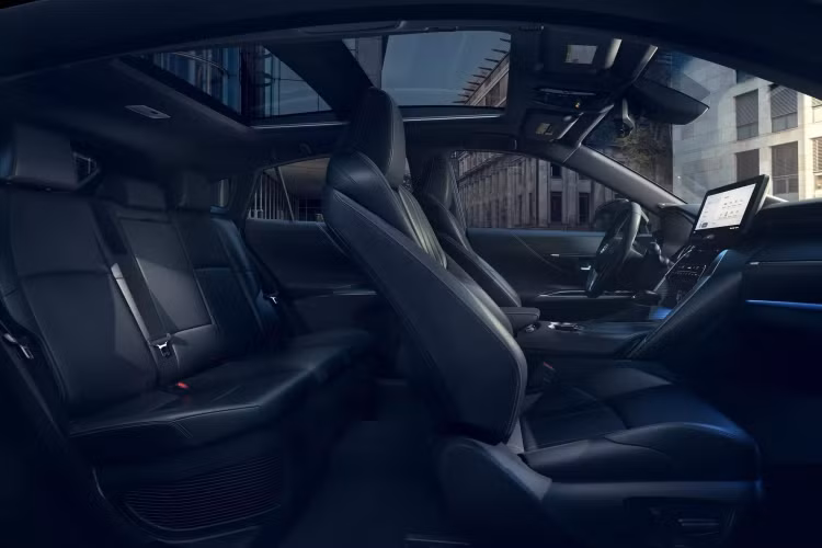 Toyota Venza 2024 có các chế độ lái NORMAL, ECO and SPORT cho phép người lái điều chỉnh hiệu suất của Venza. Chế độ SPORT tăng cường mức độ nhạy của phản ứng ga, làm cho việc tiết kiệm nhiên liệu trở nên thú vị hơn. Chế độ ECO thay đổi bướm ga với địa hình, giúp người lái tập trung vào việc tối ưu hóa mức tiêu hao nhiên liệu và pin. Đối với chế độ NORMAL rất lý tưởng cho việc di chuyển hằng ngày. Ngoài ra, chế độ EV cho phép lái xe thuần điện ở tốc độ thấp trong khoảng cách ngắn.