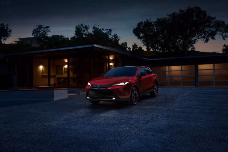 Toyota Venza 2024 mới ra mắt tăng thêm phong cách crossover thanh lịch, nội thất tập trung vào công nghệ và hệ dẫn động 4 bánh điện tử (AWD) tiêu chuẩn, đây là gói trang bị vừa đặc biệt vừa thực dụng. Venza 2024 có các phiên bản LE, XLE và Limited. Bản đặc biệt Nightshade độc đáo được dựa trên phiên bản XLE. Venza Nightshade 2024 có 3 màu ngoại thất cao cấp – Celestial Black, Wind Chill Pearl hoặc Ruby Flare Red, mỗi màu tạo điểm nhấn bằng loạt đường viền màu đen cho nội thất.