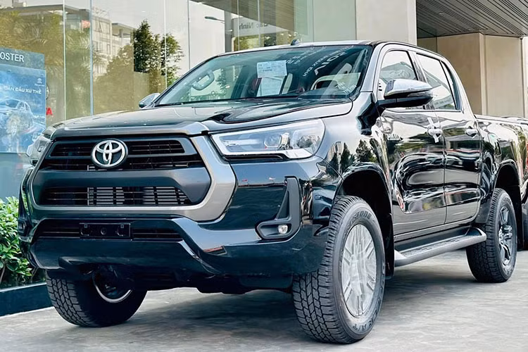 Cách đây không lâu, trên trang web chính hãng, Toyota Việt Nam đã công bố việc Hilux chính thức trở lại từ tháng 3/2023 sau hơn 1 năm vắng bóng. Đến nay, những chiếc Toyota Hilux 2023 mới đã bắt đầu cập bến các đại lý tại nhiều tỉnh, thành của Việt Nam.