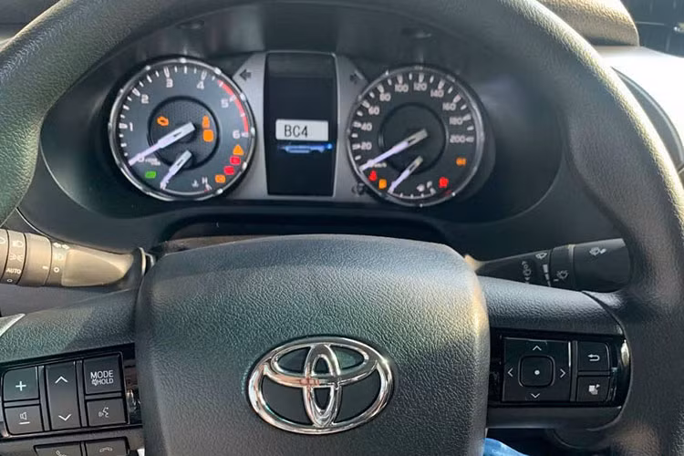 Bên trong xe Toyota Hilux 2023 có thêm hệ thống âm thanh 6 loa và màn hình trung tâm 7 inch mới với các nút điều chỉnh cảm ứng, hỗ trợ kết nối điện thoại thông minh.