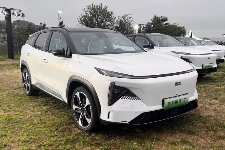 Sau vài tháng, hãng xe Trung Quốc quyết định bổ sung thêm 1 phiên bản mới cho Geely Galaxy L7 và nó đã chính thức được giới thiệu vào ngày 16/9/2023 vừa qua. Được gọi tên là Geely Galaxy L7 Phantom Edition 2024, đây sẽ là phiên bản sanh chảnh và tất nhiên, đắt nhất trong các dòng xe Geely Galaxy L7 được bán ra thị trường.