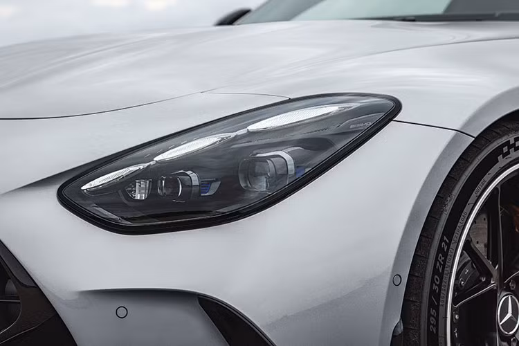 AMG GT 2024 được trang bị bộ mâm đa chấu thể thao có kích thước 20 inch tiêu chuẩn và bổ sung tùy chọn vành 21 inch. Giống như đầu xe, phần đuôi xe của Mercedes-AMG GT 2024 cũng được tinh chỉnh nhìn hầm hố hơn hơn nhờ bộ khuếch tán mới có độ cắt xẻ mạnh và hai khe gió nhỏ ốp viền màu đen.
