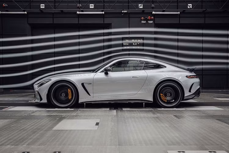 Mercedes-AMG GT 2024 thể thao mang dáng dấp hoàn toàn mới nhưng vẫn giữ kiểu dáng đặc trưng cùng cấu hình 2+2 chỗ ngồi. Đi kèm với đó là công nghệ khung gầm và hiệu suất cải thiện. Đầu xe gây ấn tượng với lưới tản nhiệt panamericana quen thuộc đi cùng các khe gió mở rộng sơn đen.