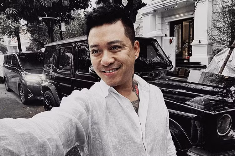Trong số hàng chục các mẫu tin rao bán dòng xe Mercedes-AMG G63 tại Việt Nam, giới mê xe đặc biệt quan tâm đến chiếc mang biển số 30G-996.98, bởi vì đây chính là xe SUV hạng sang Mercedes-AMG G63 của Tuấn Hưng tậu vào tháng 5/2021 và đăng trên trang cá nhân.