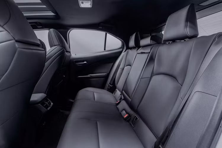 Lexus UX 250h 2024 được trang bị hệ thống hỗ trợ người lái chủ động Lexus Safety System+ 2.5 bao gồm Hệ thống kiểm soát hành trình chủ động DRCC, Hỗ trợ theo dõi làn đường LTA, Hỗ trợ đọc biển báo giao thông RSA, Hệ thống cảnh báo va chạm phía trước với phát hiện người đi bộ và lái xe đạp.
