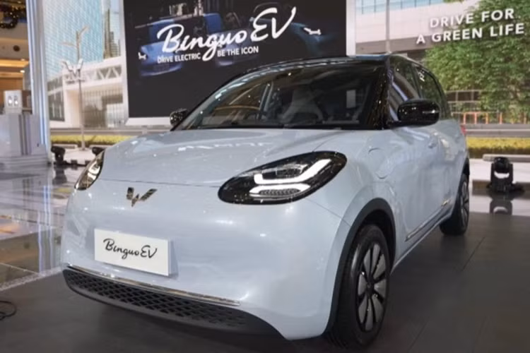 Theo đó, Wuling Bingo EV 2024 mới sẽ được phân phối với hai phiên bản là Long Range và Premium Range, đi cùng mức giá xe Wuling Bingo EV 2024 lần lượt là 358 triệu rupiah (khoảng 561,2 triệu đồng) và 408 triệu rupiah (khoảng 639,6 triệu đồng).