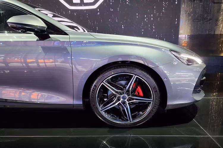 Tương tự đầu xe, khu vực bên sườn của MG7 cũng gây ấn tượng nhờ phong cách fastback, thể hiện qua nóc dốc về phía sau, nối mượt mà với cánh gió đuôi và gầm thấp, tương tự mẫu xe sang Audi A7 Sportback. Bên cạnh đó là những đường dập gân mạnh mẽ, bộ vành hợp kim 5 chấu khỏe khoắn và cùm phanh thể thao. Vành la-zăng của mẫu xe này có đường kính lớn nhất là 19 inch.