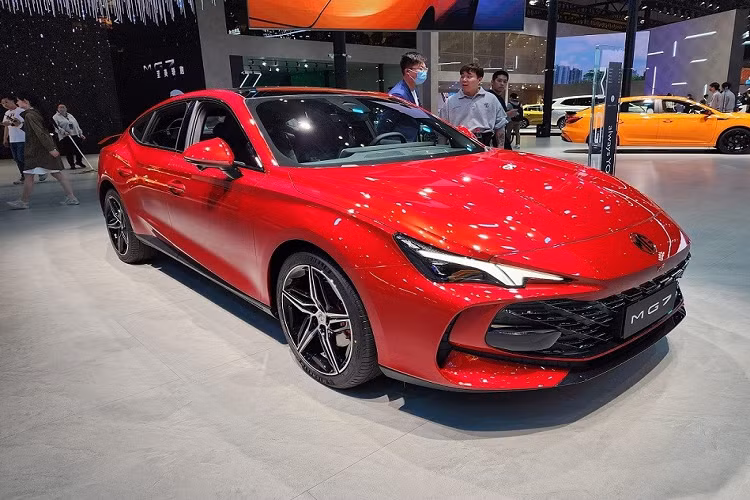  MG7 2023 hoàn toàn mới là mẫu sedan hạng C đã lần đầu tiên được vén màn tại Trung Quốc vào hồi tháng 8/2022. Tuy nhiên, phải đến cuối tháng 3 năm nay, mẫu xe này mới được tung ra tại thị trường sát cạnh Việt Nam. Tham gia triển lãm Ô tô Thượng Hải 2023, hãng MG đã mang MG7 đến trưng bày và giới thiệu. Nhờ đó, chúng ta có thể ngắm nhìn thiết kế chân thực của mẫu sedan hạng C này.