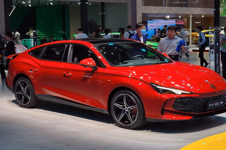Nhờ đó, MG7 có thể tăng tốc từ 0-100 km/h trong thời gian 6,5 giây và tiêu thụ lượng xăng trung bình chỉ 6,2 lít/100 km. Thứ hai là động cơ 1.5L với công suất tối đa 180 mã lực. Động cơ này đi kèm với hộp số tự động ly hợp kép 7 cấp.