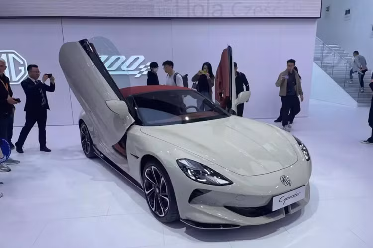 Tại triển lãm Ô tô Quảng Châu 2023 hiện đang diễn ra tại Trung Quốc, hãng MG đã mang mẫu xe điện thể thao Cyberster đến trưng bày và công bố giá bán. Theo đó, tại thị trường quê nhà, MG Cyberster 2024 chạy điện có 3 phiên bản là Glamour, Style và Pioneer cùng giá bán dao động từ 319.800 - 359.800 Nhân dân tệ (khoảng 1,07 - 1,21 tỷ đồng).