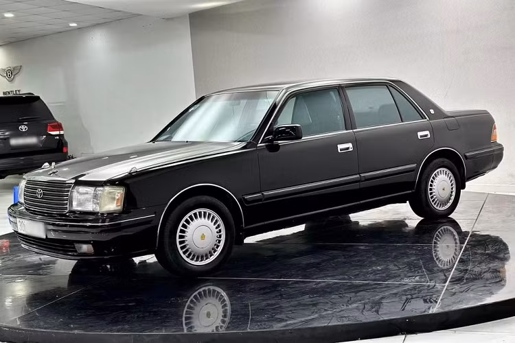 Dòng xe Toyota Crown sản xuất từ năm 1955 cho đến nay đã trải qua 16 thế hệ, trong đó, thế hệ mới nhất đã được trình làng vào năm ngoái, dù vậy, giới chơi xe tại Việt Nam và 1 số nước châu Á vẫn tìm kiếm các dòng xe Toyota Crown thế hệ cũ để sưu tập, thể hiện niềm đam mê đặc biệt. 