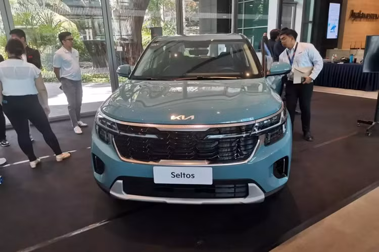 Ở thị trường Philippines, Kia Seltos mới có 3 phiên bản, bao gồm 1.5 LX, 1.5 EX và 1.4 Turbo SX với giá ban dao động từ 1,198 - 1,688 triệu Peso (khoảng 524 - 739 triệu đồng). mẫu xe SUV Kia Seltos 2024 dành cho thị trường Philippines sở hữu thiết kế không khác gì xe đã ra mắt tại Hàn Quốc, Mỹ hay Ấn Độ.