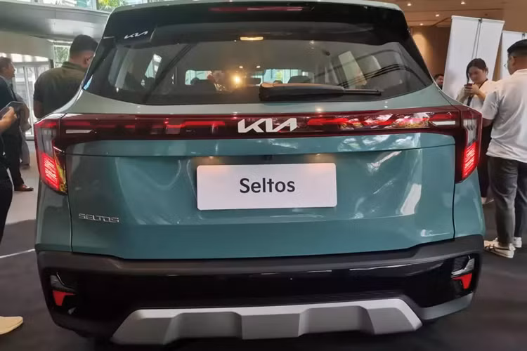 Động cơ này kết hợp cùng hộp số tự động ly hợp kép 7 cấp. Sau Philippines, Kia Seltos 2024 sẽ tiếp tục ra mắt những thị trường Đông Nam Á khác như Việt Nam. Hiện mẫu xe này vẫn có doanh số khá tốt ở thị trường Việt Nam nhờ giá hợp túi tiền.