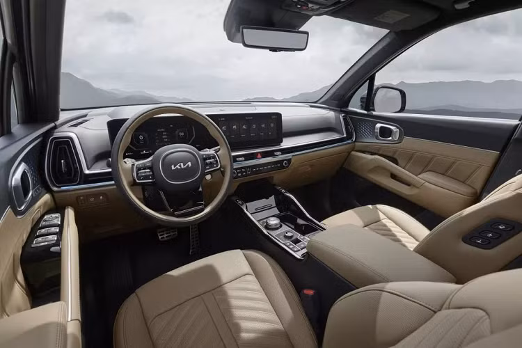 Bên trong cabin, Kia Sorento 2024 có nhiều thay đổi về thiết kế hơn và bố cục tổng thể giờ đây gọn gàng hơn rất nhiều. Nổi bật là màn hình cong trải dài ở bảng táp-lô, gồm màn cảm ứng trung tâm và bảng đồng hồ kỹ thuật số đồng cỡ 12,3 inch.