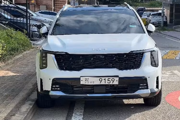 Cản trước được chỉnh sửa, đường nét rõ ràng, gọn hơn và cũng được bổ sung thêm khe hút gió đặt dọc. Nhìn chung, thiết kế phần đầu của Kia Sorento 2024 khá giống với Kia EV9. Ở bên hông, xe không có nhiều khác biệt so với phiên bản cũ ngoại trừ bộ mâm xe hợp kim thiết kế mới.
