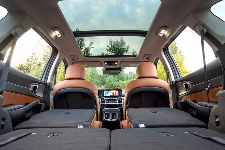 Đáng chú ý, trên Kia Sorento 2024 bản nâng cấp mới này còn được bổ sung hệ thống xác nhận dấu vân tay nằm trên bảng điều khiển trung tâm. Trang bị này cho phép chủ sở hữu dễ dàng khởi động xe, kích hoạt chế độ người phục vụ hay thanh toán các khoản chi phí.