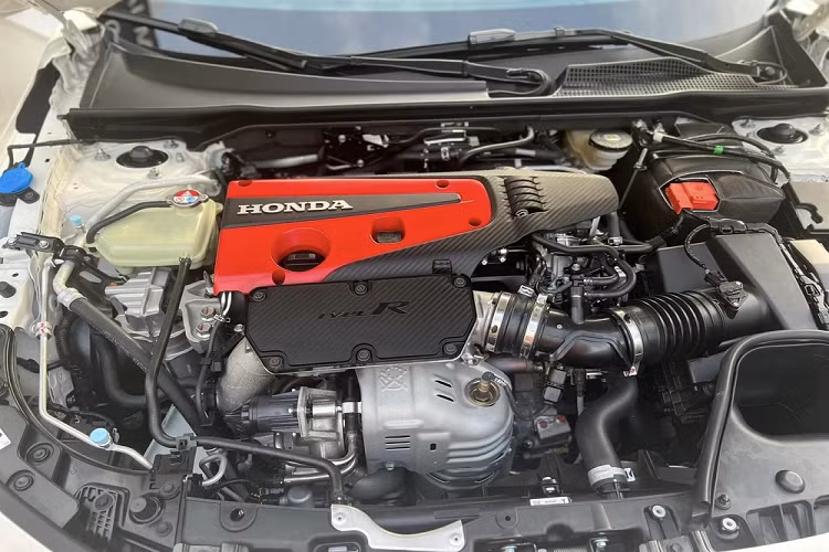 Xe đua đường phố Honda Civic Type R 2023 được lắp trái tim 4 xi-lanh thẳng hàng K20C1, dung tích 2.0 lít, tăng áp, sản sinh ra công suất tối đa 315 mã lực tại 6.500 vòng/phút và mô-men xoắn 420 Nm trong khoảng 2.600 đến 4.000 vòng/phút. Sức mạnh này đồng hành cùng hộp số sàn 6 cấp