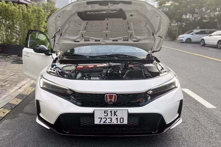 Dòng xe hiệu suất cao Honda Civic Type R 2023 mới đang nhận được sự quan tâm của giới chơi xe trong nước khi 2 chiếc xe đầu tiên đã bàn giao đến khách hàng. Trong đó, người đầu tiên tại Việt Nam sở hữu xe Honda Civic Type R 2023 là tay chơi siêu xe nổi tiếng Cường Đô la, trong khi đó, người thứ 2 là một khách mê xe tốc độ.