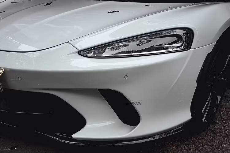 Mặc dù là một mẫu siêu xe Grand Tourer, nhưng bộ khung mã MonocoC-II Monocoque mang lại cho chiếc xe tổng dung tích khoang chứa hành lý lên đến 570 lít. Trong đó, khoang chứa đồ ở dưới nắp capo trước có dung tích 150 lít, khoang phía sau cabin là 420 lít.