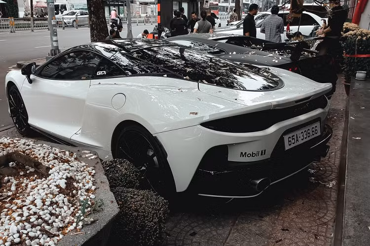 Ở lần xuất hiện này, McLaren GT đã được chủ nhân đưa về màu sơn ngoại thất trắng nguyên bản. Trước đó, xe từng được thay nhiều màu “áo” bằng phương pháp dán decal.