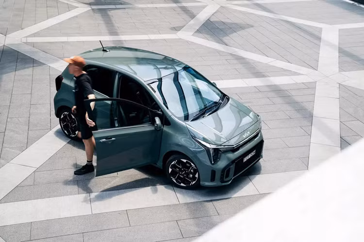 Kia cho biết Morning 2024 sẽ được trang bị tối đa 6 túi khí và những bản cao cấp sẽ có các công nghệ an toàn chủ động ADAS. Sức mạnh của Kia Morning 2024 đến từ khối động cơ xăng MPi 4 xi-lanh, hút khí tự nhiên, dung tích 1.2L, sản sinh công suất tối đa 84 mã lực và mô-men xoắn cực đại 122 Nm.