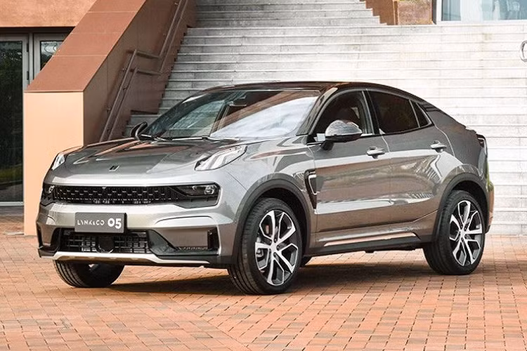  Lynk &amp; Co 05 Theo nhà sản xuất, Lynk &amp; Co 05 là phiên bản coupe của chiếc SUV 01. Tại thị trường quê nhà, Lynk &amp; Co 05 có 3 biến thể gồm 05, 05+ và 05 EM-P (phiên bản plug-in hybrid). Giống như những người anh em Lynk &amp; Co khác, 05 cũng được xây dựng dựa trên nền tảng khung gầm CMA – được đồng phát triển bởi Geely và Volvo. 