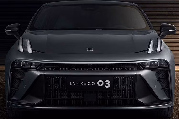 Lynk &amp; Co 03 sở hữu vẻ bề ngoài mang đậm phong cách thiết kế của thương hiệu. Có thể nhận thấy điều này qua các chi tiết như lưới tản nhiệt mỏng nằm ngang kéo dài bọc các đèn chính, ôm lấy phần đầu xe, cụm đèn pha nằm độc lập bên dưới đèn LED ban ngày. Điểm nhấn phía sau tới từ cụm đèn hậu LED hình chữ L, ống xả dạng đôi và cánh gió trên nắp cốp.