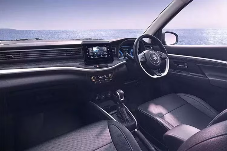 Bên trong Suzuki XL7 Hybrid 2023 tiếp tục là không gian nội thất 7 chỗ ngồi như cũ nhưng có thêm màu mới, ví dụ như xám phối đen. Thêm vào đó là những chi tiết ốp gỗ trên cụm điều khiển trung tâm. Ở các bản cao cấp, Suzuki XL7 Hybrid 2023 sẽ được trang bị hệ thống kiểm soát hành trình và gương chiếu hậu kỹ thuật số dạng cảm ứng mới.