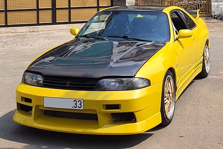 Mới đây, giới mê xe Japanese Domestic Market (JDM) đã khá xôn xao trước thông tin 1 chiếc xe thể thao hàng độc tại Việt Nam là Nissan Skyline bản R33 (tên mã R33, được sản xuất từ năm 1993-1998), đã được chủ nhân rao bán trên mạng xã hội với mức giá 3,3 tỷ đồng.