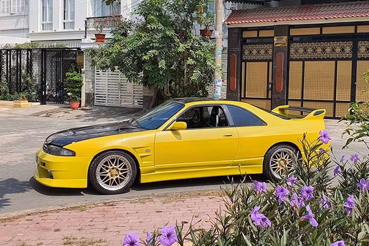 Nhưng việc xe đã hết hạn đăng kiểm từ 2 năm trước, nhiều khả năng việc gia hạn lại cho chiếc xe này có thể sẽ rất khó khăn, liệu có ai dám mua. Thậm chí, khi có người bình luận "Năm 2023 xe toàn chạy trên facebook", chủ xe đã đáp trả lại "chứ đăng kiểm còn đâu mà chạy ngoài phố" khiến không ít người hoang mang...