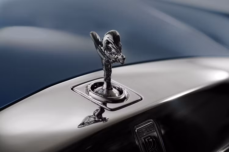 Phần đế của bức tượng Spirit of Ecstasy được chạm khắc thêm ký tự tạo điểm nhấn.