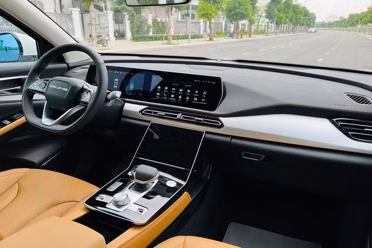 Về truyền động, mẫu xe SUV Beijing X7 được trang bị động cơ xăng 4 xy-lanh dung tích 1.5L cho công suất tối đa 188 mã lực và lực mô-men xoắn cực đại 275 Nm (động cơ này do BAIC tự sản xuất) đi kèm hộp số tự động ly hợp kép 7 cấp và hệ dẫn động cầu trước.