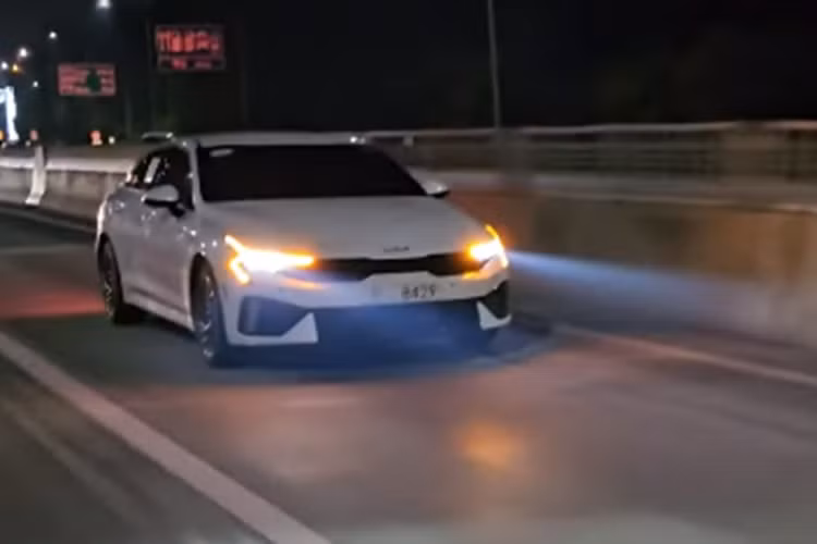 Hiện giá xe Kia K5 2024 và thời điểm ra mắt thị trường Mỹ vẫn chưa được công bố. Tại thị trường Hàn Quốc, xe có 3 phiên bản và giá bán dao động từ 27,84 - 39,54 triệu Won (khoảng 507 - 720 triệu đồng).