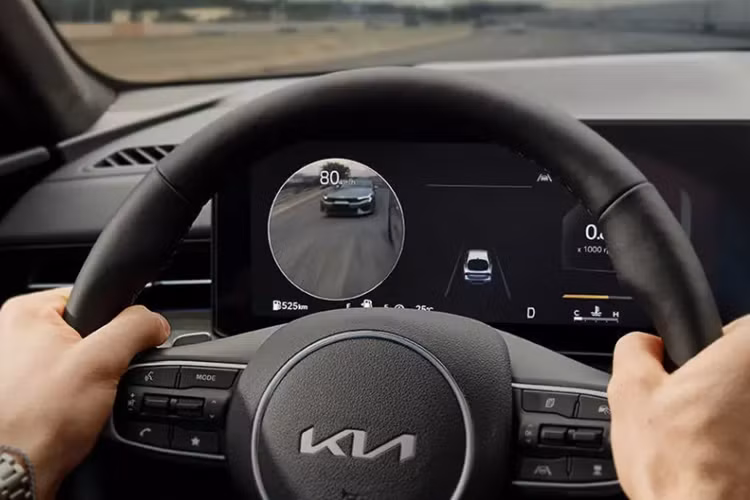 Có thể thấy rõ điều này qua đèn màu cam nằm trên chắn bùn trước của xe. Đoạn video cho thấy mẫu xe sedan Chiếc Kia K5 2024 dành cho thị trường Mỹ và Hàn Quốc có thiết kế ngoại thất không khác biệt. Ở phiên bản mới, mẫu sedan hạng trung này đã được cải tiến thiết kế ở cả khu vực đầu xe và phía sau.